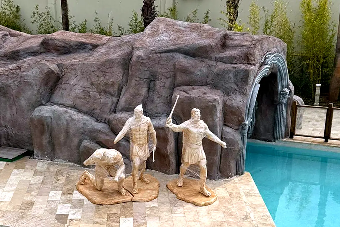 Aquapark havuzunda kaya formasyonu ve figür grubu