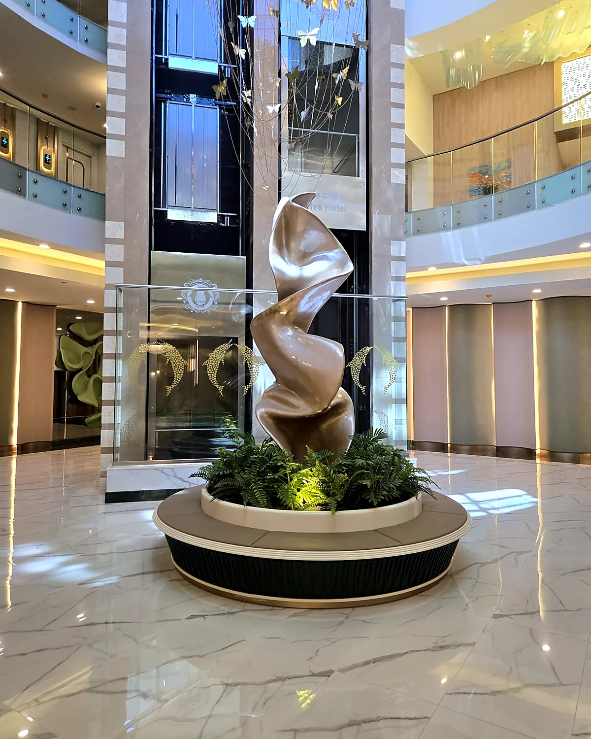 Otel atriyumunda mermer zemin üzerinde burgu formlu büyük heykel
