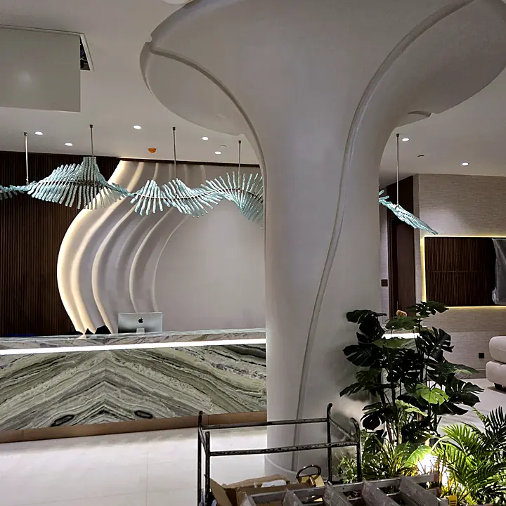 Otel lobisinde mantar formlu kolon ve dalgalı duvar
