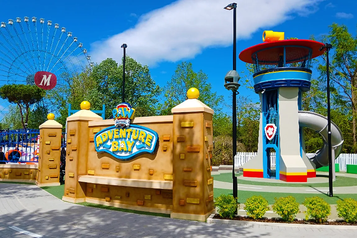 Tema park alanında tematik giriş duvarı ve oyun kulesi